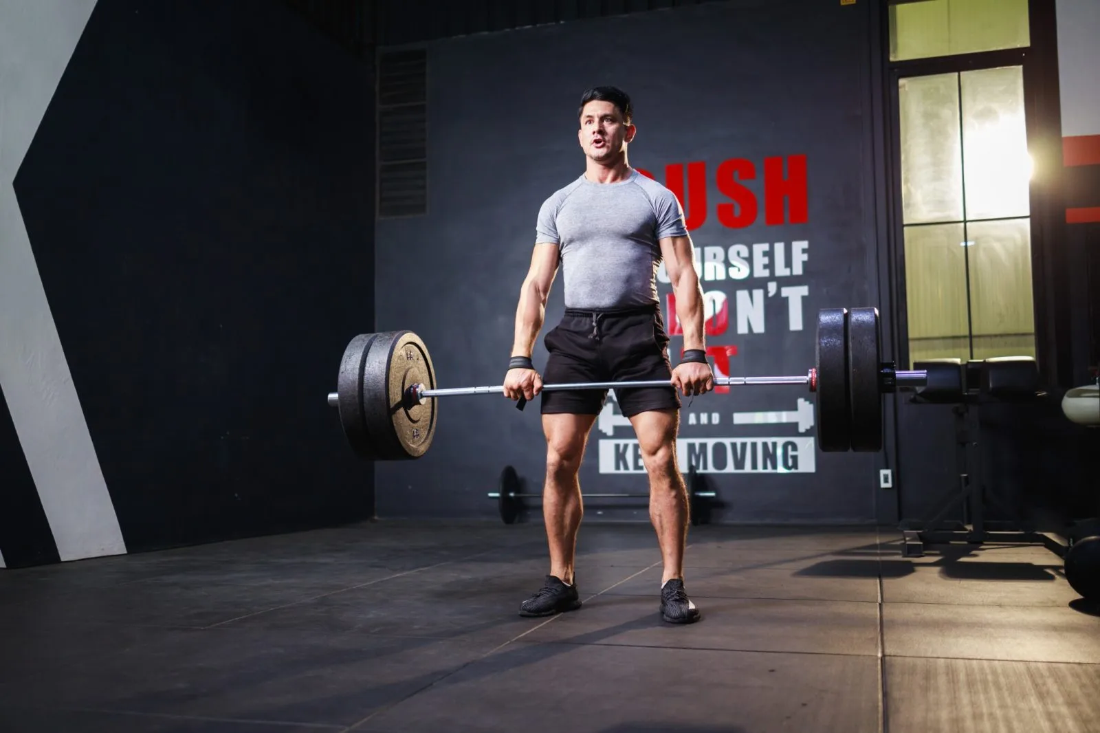 martwy ciąg ze sztangą