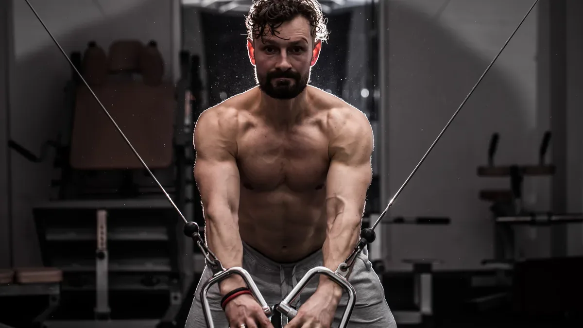 Arnold split: rozpiętki na bramie w dniu klatki piersiowej i pleców