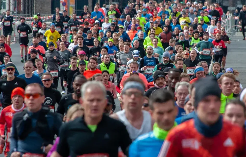 Dzień startu maratonu: tłum biegaczy w pierwszych minutach po starcie
