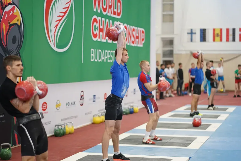 Długi cykl na mistrzostwach świata w sporcie kettlowym: zawodnicy na pomostach z dwoma kettlami